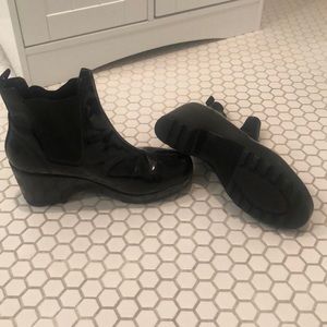 Black wedge heel rainboots